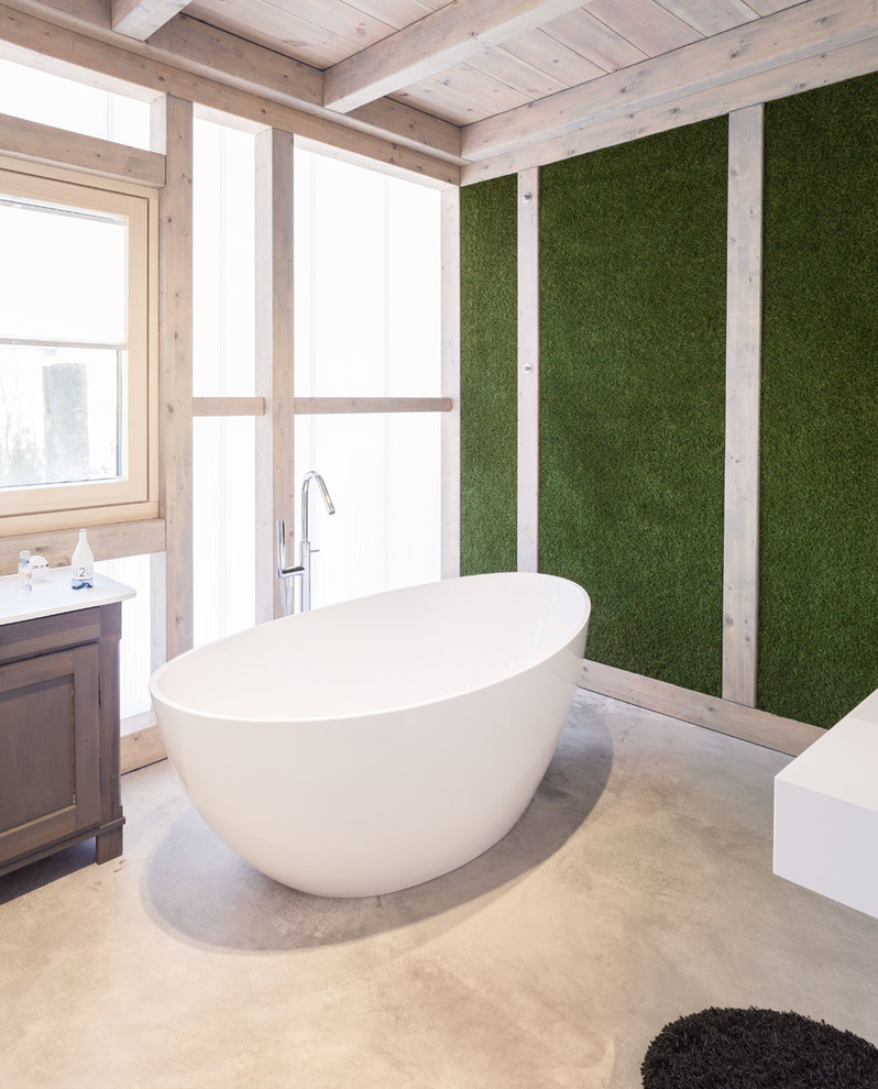 Réalisation d'une grande salle de bain principale minimaliste avec sol en béton ciré, un sol gris, un placard avec porte à panneau surélevé, une baignoire indépendante, un lavabo posé et un plan de toilette blanc.