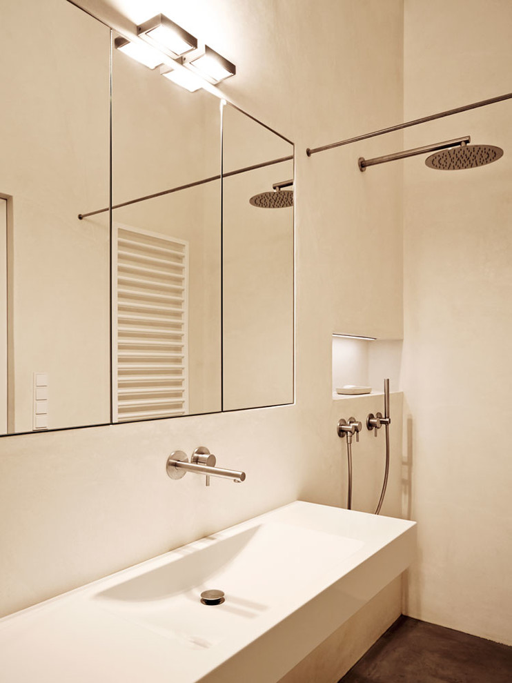 Modelo de cuarto de baño moderno con paredes blancas y aseo y ducha