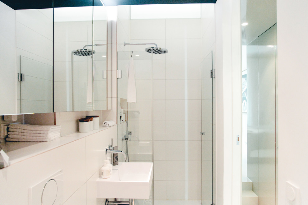 Идея дизайна: большая главная ванная комната в современном стиле с плоскими фасадами, накладной ванной, душем без бортиков, инсталляцией, белой плиткой, керамической плиткой, белыми стенами, полом из цементной плитки, подвесной раковиной, синим полом и открытым душем