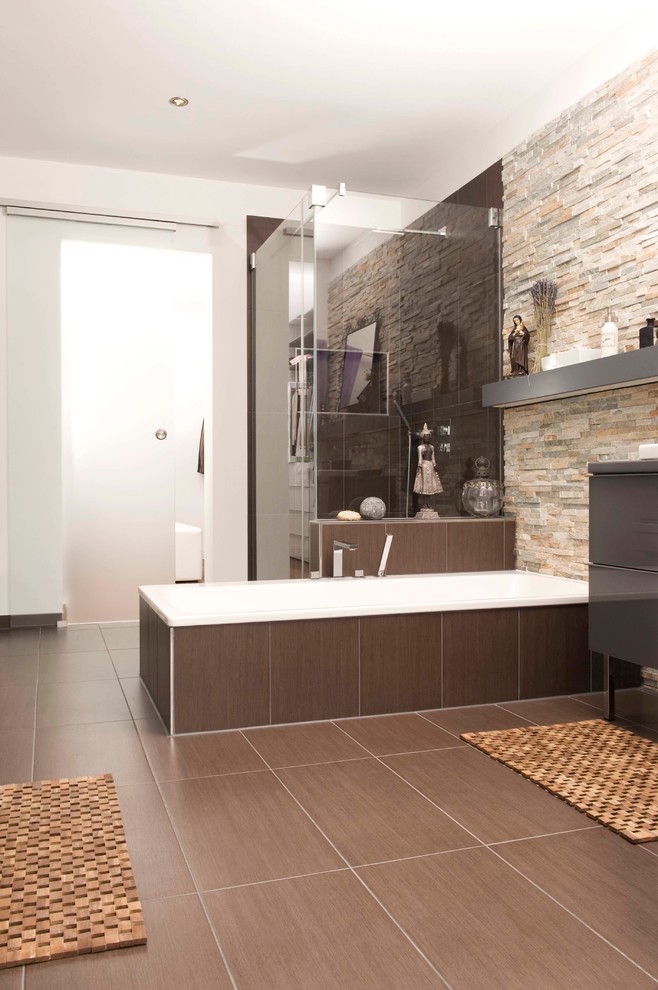 Immagine di una stanza da bagno padronale design di medie dimensioni con ante lisce, ante grigie, vasca da incasso, doccia ad angolo e pareti marroni