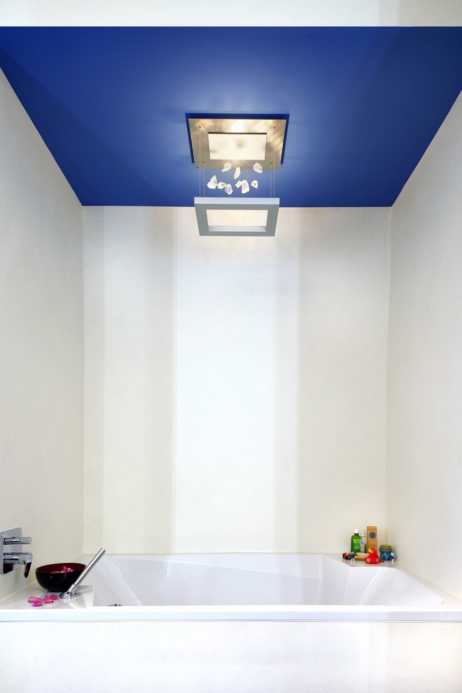 Inspiration for a modern bathroom remodel in Stuttgart