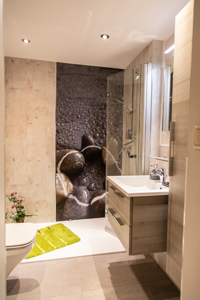 This is an example of a contemporary bathroom in Dresden.