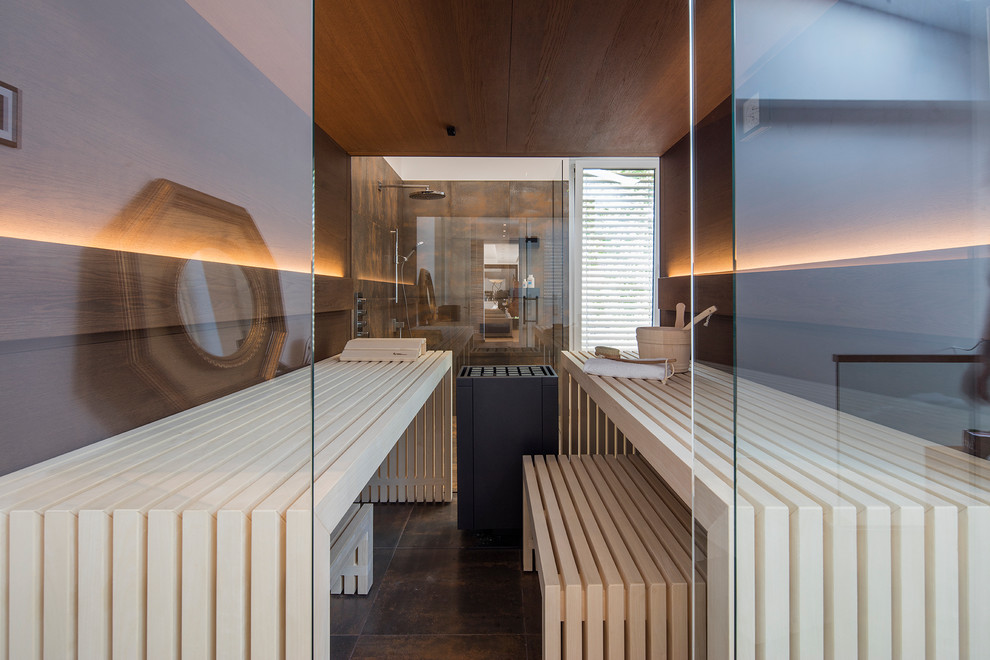 Mittelgroße Moderne Sauna mit Steinfliesen, braunen Fliesen, beiger Wandfarbe und braunem Boden in Hannover
