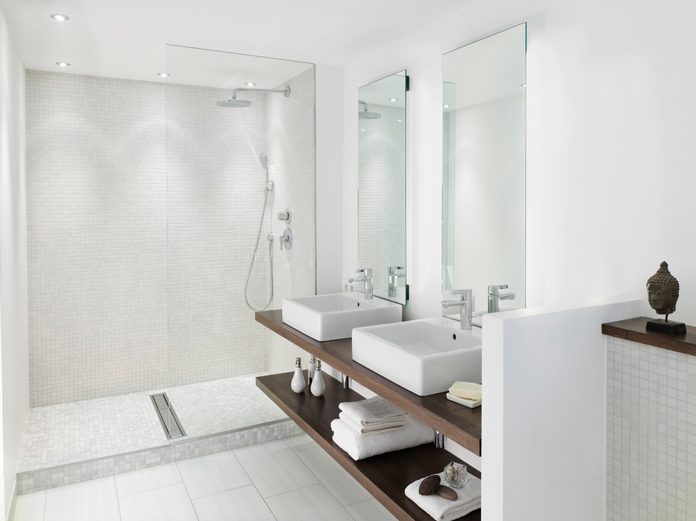 Modern inredning av ett mellanstort badrum med dusch, med öppna hyllor, skåp i mörkt trä, en öppen dusch, vit kakel, mosaik, vita väggar, klinkergolv i keramik, ett fristående handfat, bänkskiva i akrylsten, vitt golv och med dusch som är öppen