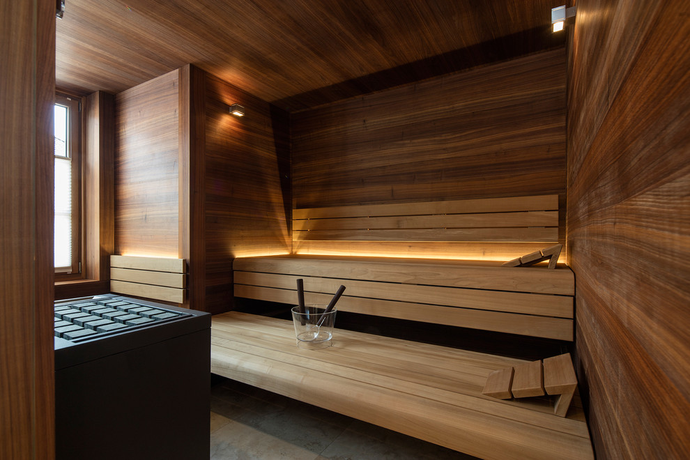 Idee per una sauna design con pareti marroni e pavimento grigio
