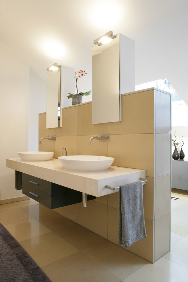 Foto på ett stort funkis en-suite badrum, med bruna skåp, beige kakel, vita väggar och ett fristående handfat