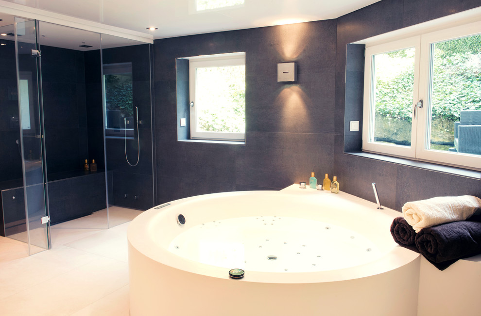 Стильный дизайн: ванная комната в современном стиле с гидромассажной ванной - последний тренд