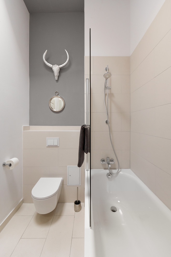Bild på ett litet funkis badrum, med en dusch/badkar-kombination, beige kakel, grå väggar och med dusch som är öppen