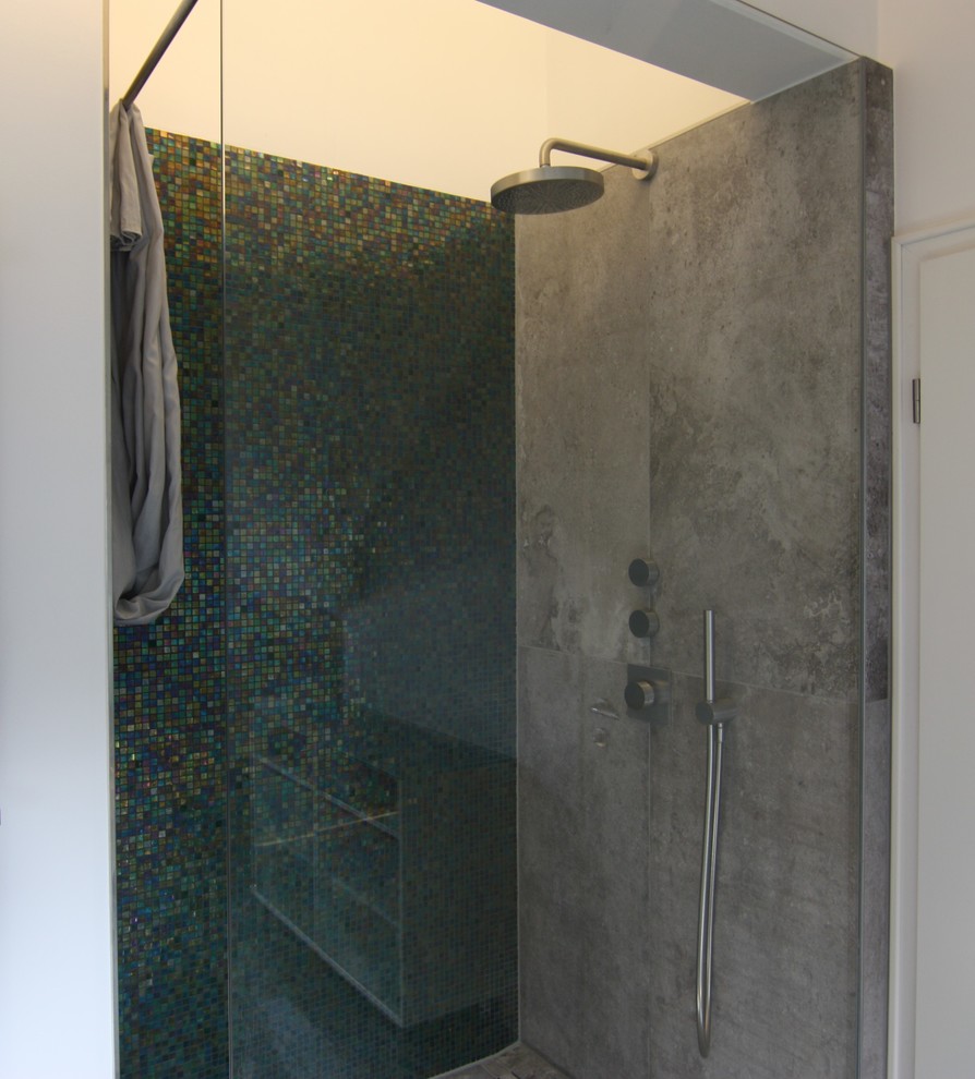 Inspiration pour une salle de bain design de taille moyenne.