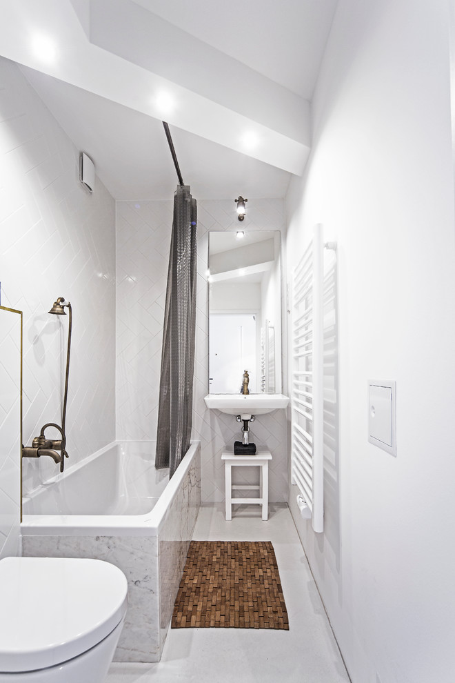 Kleines Stilmix Badezimmer mit Einbaubadewanne, Duschbadewanne, Wandtoilette, weißen Fliesen, weißer Wandfarbe und Wandwaschbecken in Düsseldorf