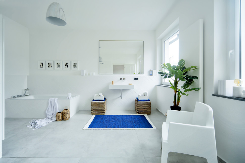 Esempio di una grande stanza da bagno design con pareti bianche e pavimento grigio