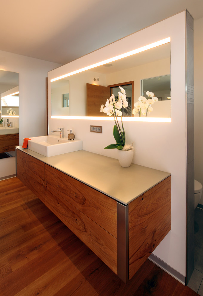 Ispirazione per una stanza da bagno contemporanea di medie dimensioni con ante in legno scuro, pareti bianche, parquet scuro, lavabo a bacinella e pavimento marrone