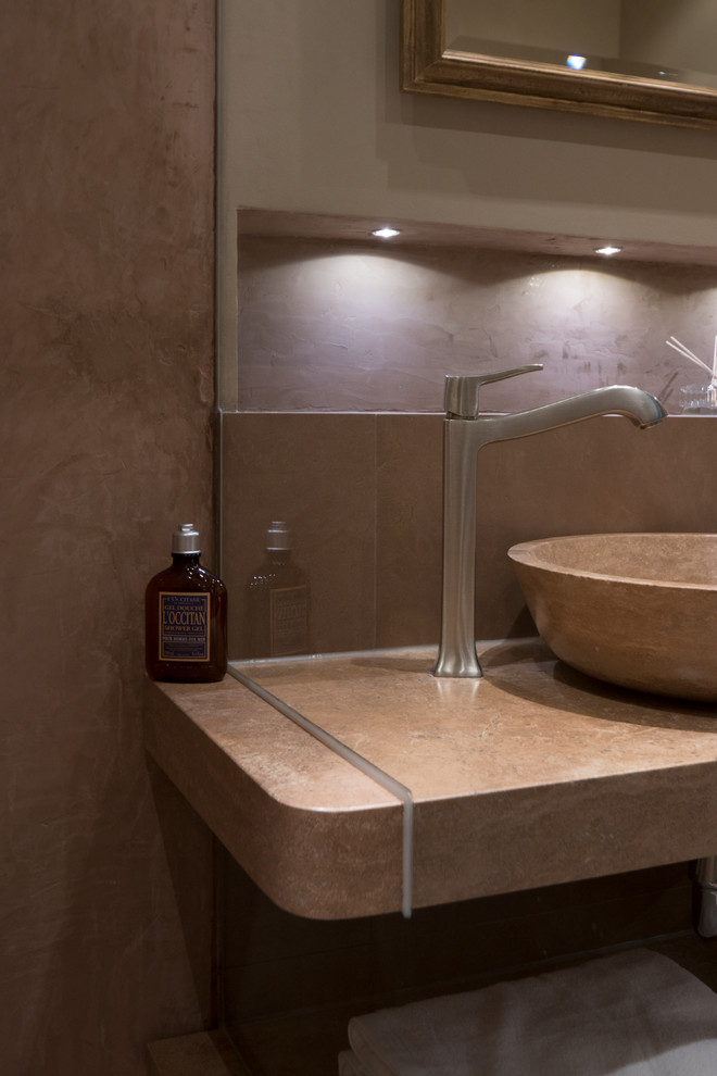 На фото: ванная комната в классическом стиле с отдельно стоящей ванной, открытым душем, инсталляцией, коричневой плиткой и настольной раковиной