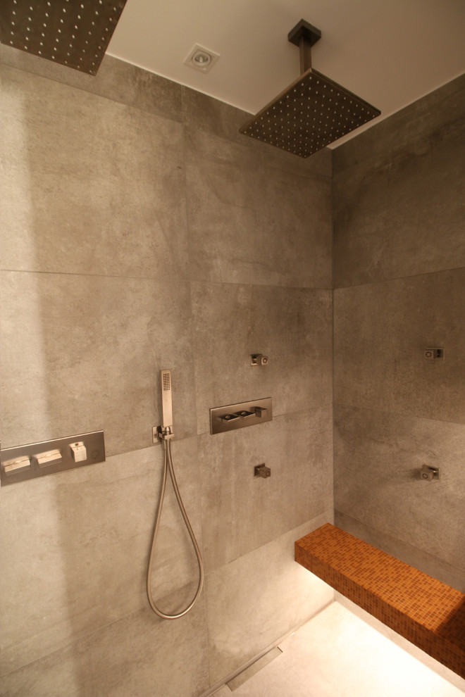Идея дизайна: большая ванная комната в стиле лофт с темными деревянными фасадами, душем без бортиков, инсталляцией, серой плиткой, терракотовой плиткой, белыми стенами, полом из керамической плитки, душевой кабиной, монолитной раковиной, столешницей из плитки, серым полом и серой столешницей