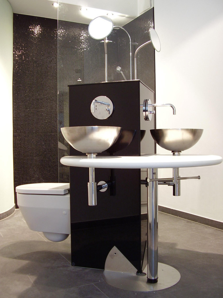 Idéer för att renovera ett litet funkis vit vitt badrum med dusch, med en öppen dusch, ett urinoar, svart kakel, glasskiva, vita väggar, klinkergolv i keramik, ett fristående handfat, bänkskiva i akrylsten, grått golv och med dusch som är öppen