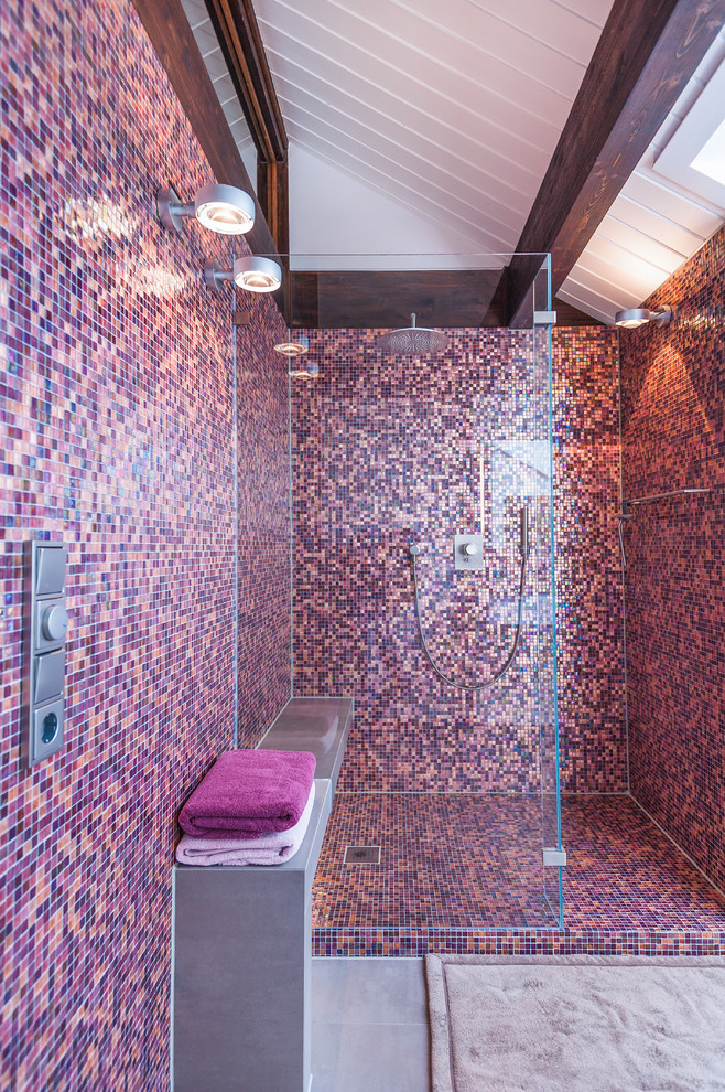Стильный дизайн: ванная комната среднего размера в современном стиле с подвесной раковиной, фасадами цвета дерева среднего тона, столешницей из искусственного камня, душем в нише, инсталляцией, розовой плиткой, плиткой мозаикой, белыми стенами, полом из керамической плитки и душевой кабиной - последний тренд