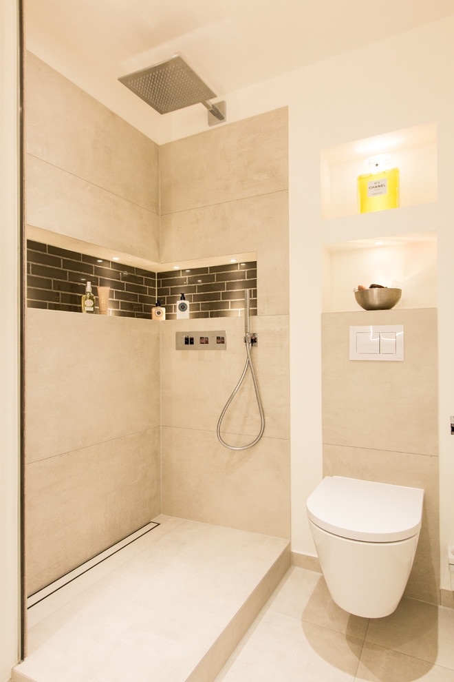Kleines Modernes Duschbad mit Wandtoilette, braunen Fliesen, beigen Fliesen, weißer Wandfarbe, Keramikboden, beigem Boden, offener Dusche, Keramikfliesen und offener Dusche in Hamburg