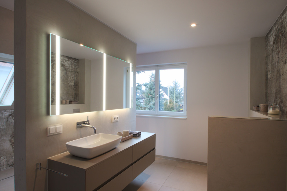 Стильный дизайн: большая ванная комната в современном стиле с серыми фасадами, открытым душем, инсталляцией, настольной раковиной, бежевым полом, открытым душем и серой столешницей - последний тренд