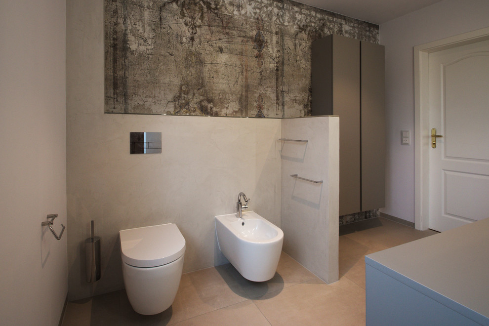Modelo de cuarto de baño contemporáneo grande con puertas de armario grises, ducha abierta, sanitario de pared, lavabo sobreencimera, suelo beige, ducha abierta y encimeras grises