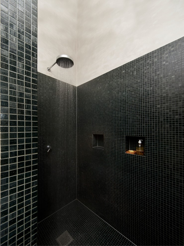 На фото: ванная комната в стиле модернизм с душем без бортиков, черной плиткой, плиткой мозаикой, черными стенами и полом из мозаичной плитки