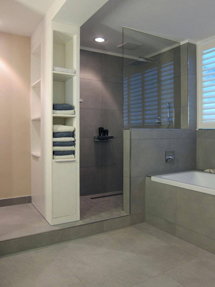 Idée de décoration pour une salle de bain design avec une vasque, un plan de toilette en bois, une baignoire posée, une douche à l'italienne, WC suspendus, un carrelage gris, des carreaux de céramique et un sol en carrelage de céramique.