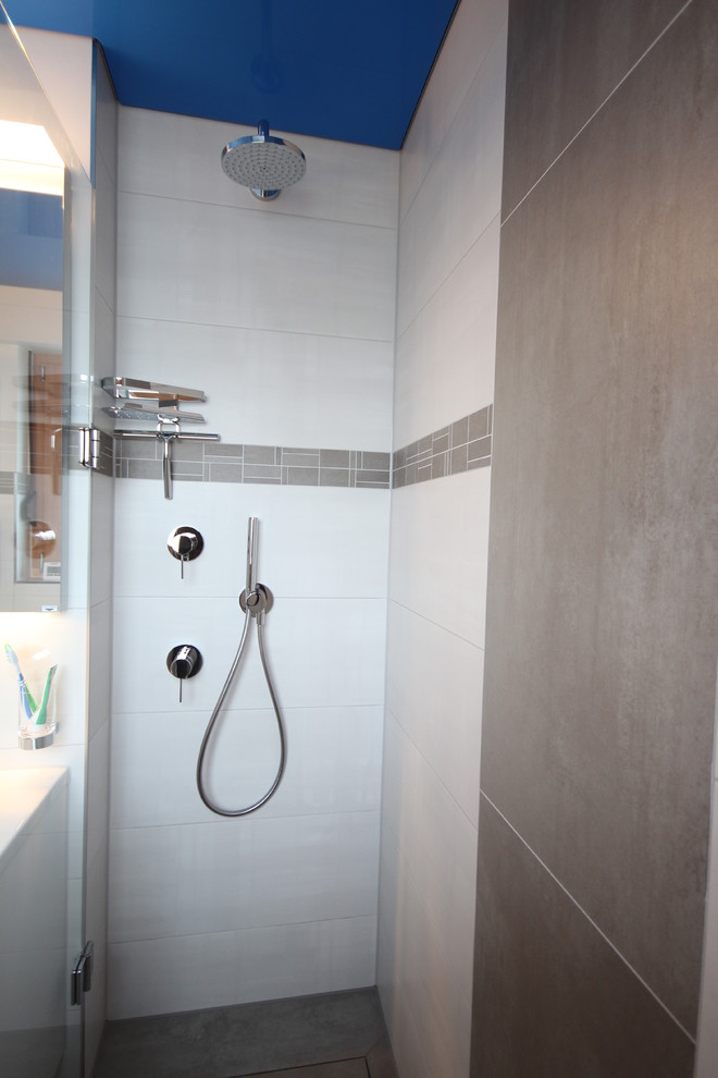 ケルンにあるお手頃価格の小さなコンテンポラリースタイルのおしゃれなバスルーム (浴槽なし) (オープン型シャワー、ベージュのタイル、セラミックタイル、茶色い床、オープンシャワー) の写真