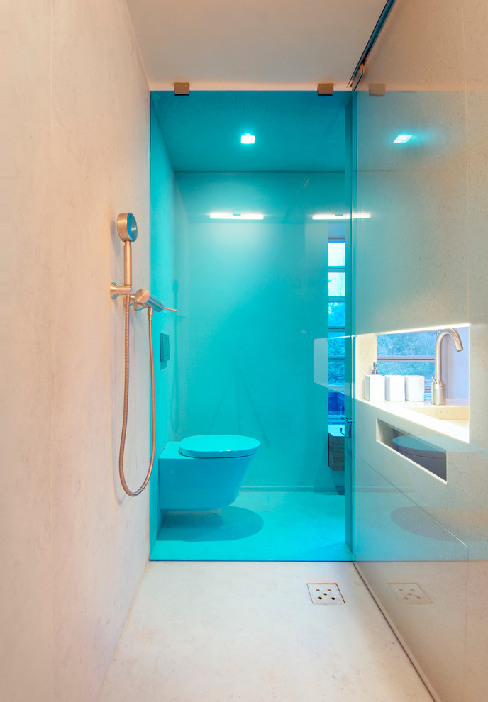 Ispirazione per una piccola stanza da bagno con doccia costiera con WC a due pezzi, pavimento in pietra calcarea, pavimento beige e porta doccia scorrevole