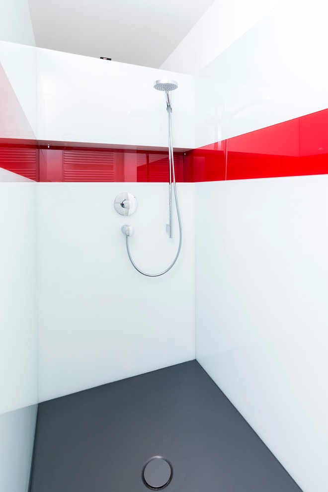 ハンブルクにあるコンテンポラリースタイルのおしゃれなマスターバスルーム (アンダーマウント型浴槽、バリアフリー、マルチカラーのタイル、ガラスタイル、ベッセル式洗面器) の写真