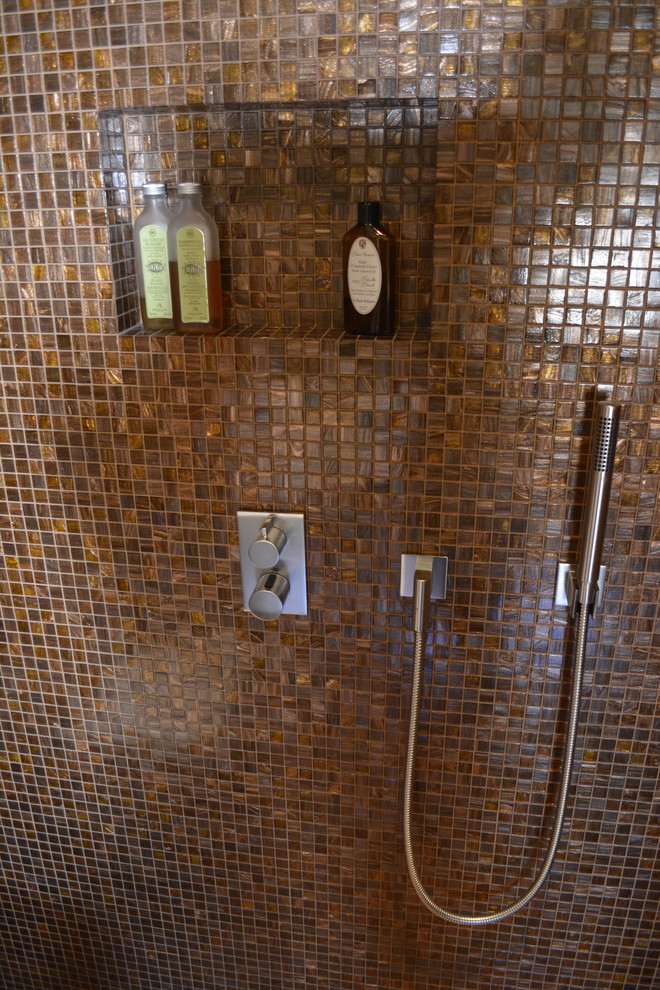 Modernes Badezimmer mit bodengleicher Dusche, farbigen Fliesen und Mosaikfliesen in Berlin