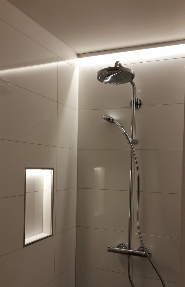 Foto de cuarto de baño contemporáneo pequeño con ducha a ras de suelo, aseo y ducha y baldosas y/o azulejos blancos