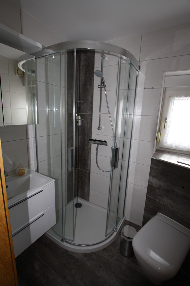 Inspiration för små moderna badrum med dusch, med släta luckor, vita skåp och bänkskiva i akrylsten