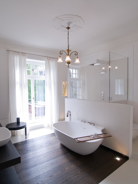 Dusche und WC durch T-Wand getrennt mit davor stehender Badewanne - Modern  - Badezimmer - Köln - von ultramarin - raum fliese bad | Houzz