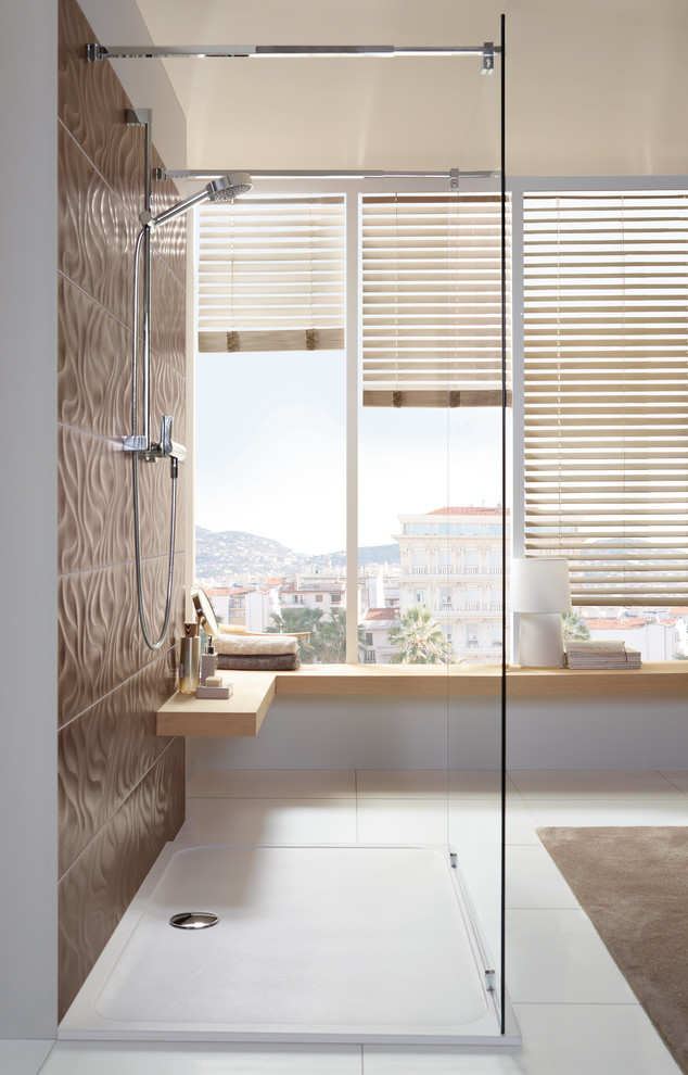 Bild på ett funkis badrum, med brun kakel, vita väggar, en öppen dusch, klinkergolv i keramik och med dusch som är öppen