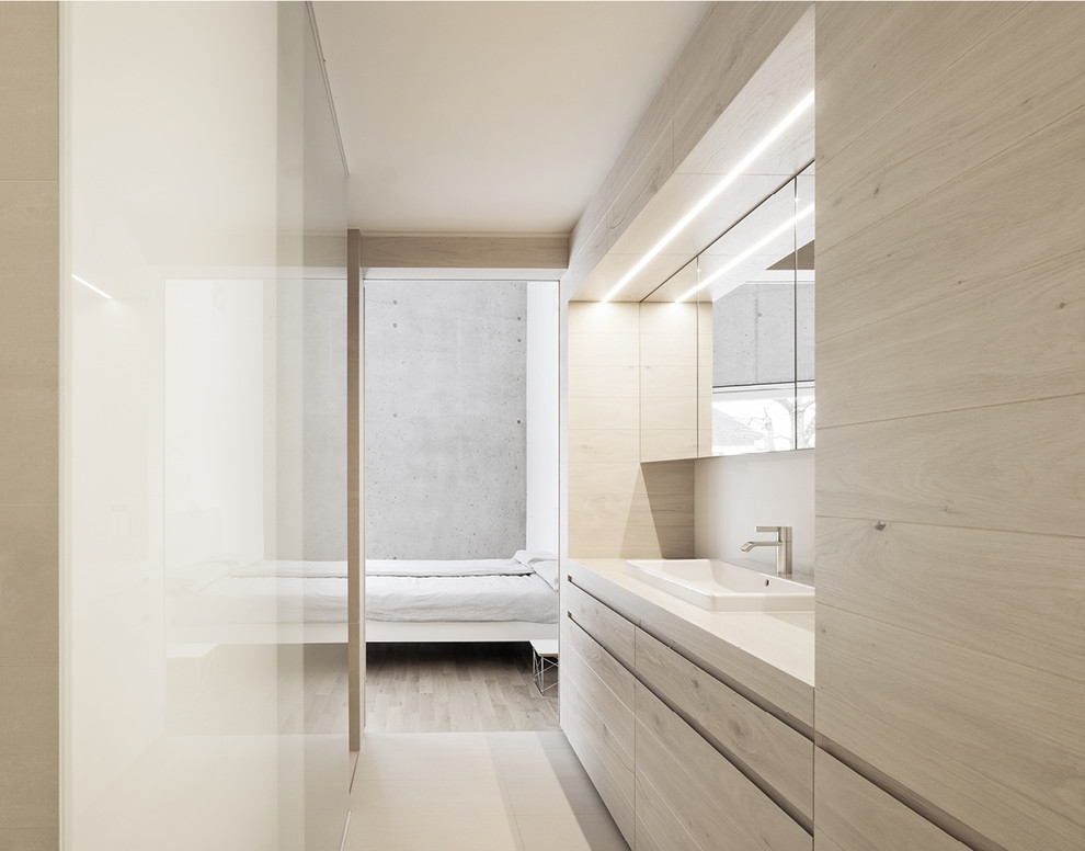 Foto di una stanza da bagno padronale minimalista di medie dimensioni con ante lisce, ante marroni, pavimento in legno massello medio, top in legno e pavimento marrone