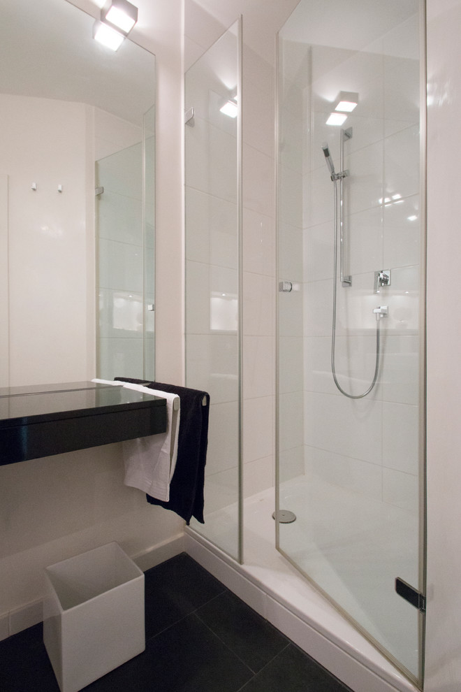 Стильный дизайн: ванная комната в современном стиле с душем в нише и душевой кабиной - последний тренд