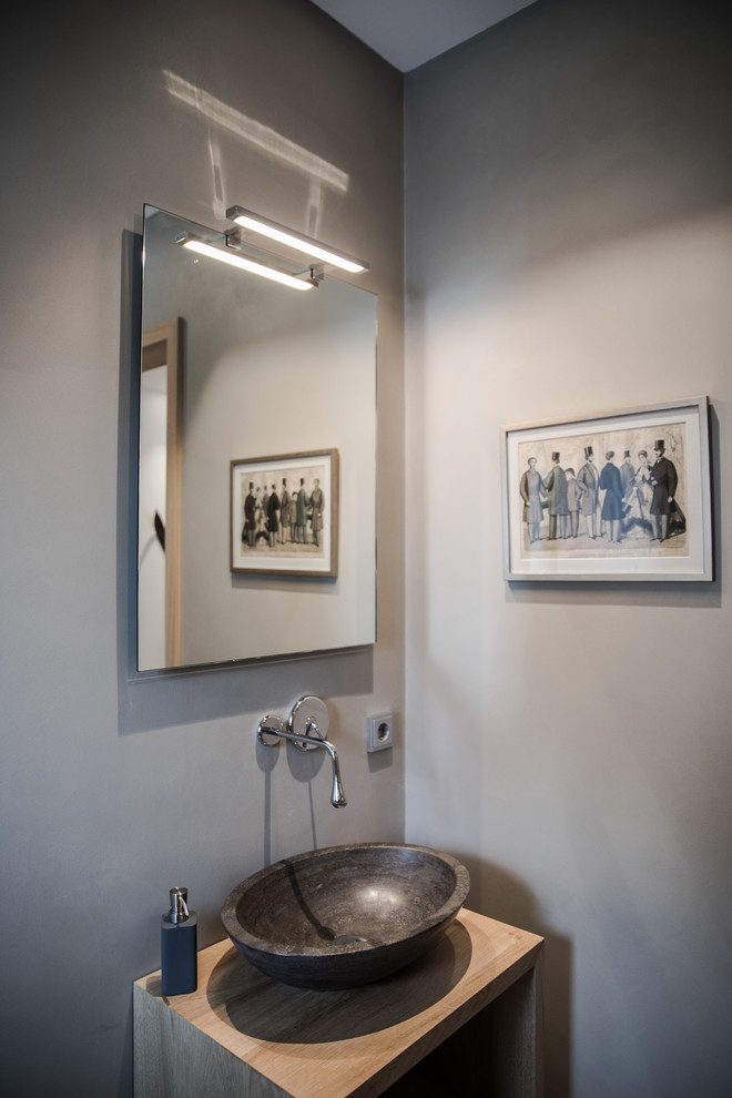 Foto di un piccolo bagno di servizio moderno con nessun'anta, ante in legno scuro, pareti grigie, lavabo a bacinella, top in legno e top marrone