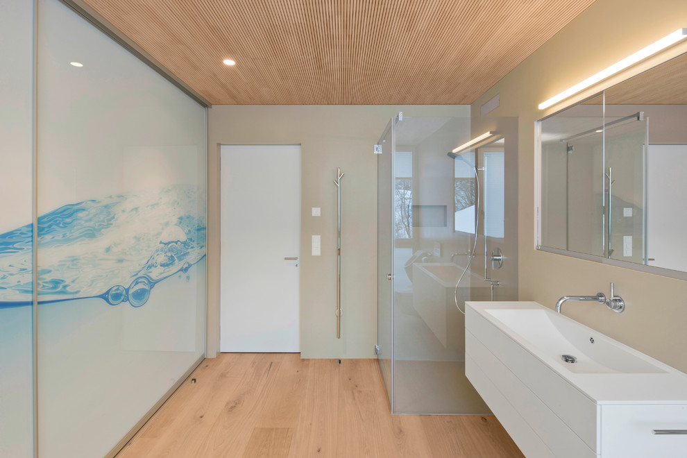 Esempio di una stanza da bagno contemporanea con pavimento in legno massello medio e pavimento beige