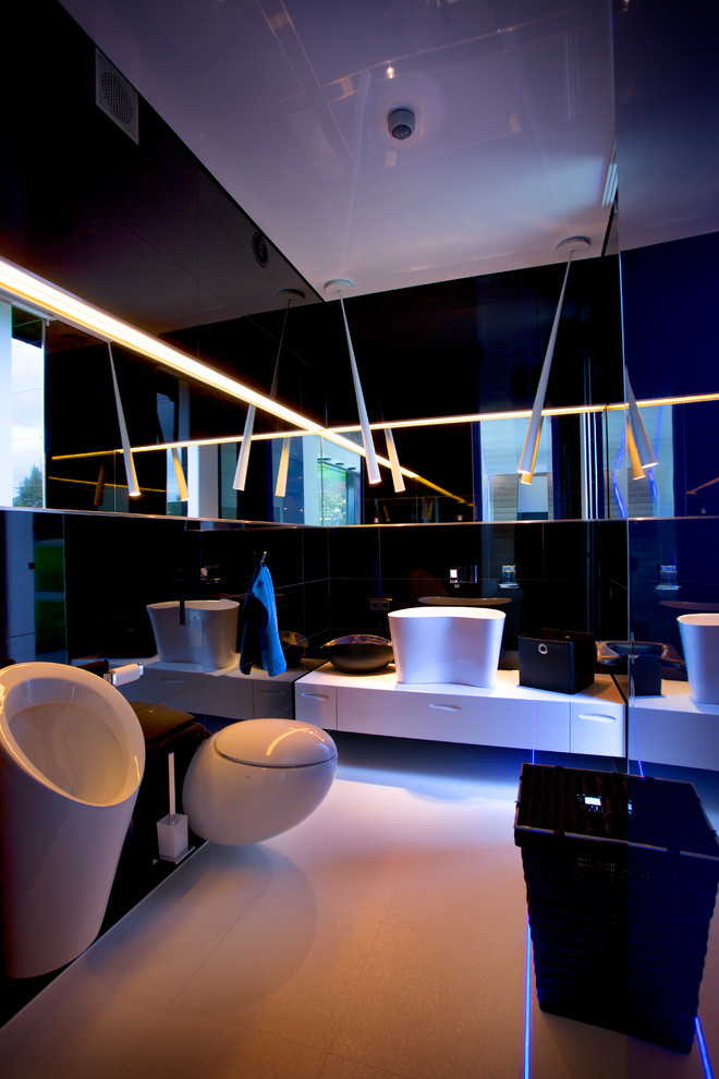 Foto di una stanza da bagno padronale contemporanea con ante lisce, ante bianche, orinatoio, piastrelle beige, pareti nere e pavimento con piastrelle in ceramica