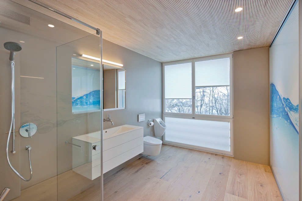 Inspiration pour une salle de bain minimaliste avec un lavabo intégré et un plan de toilette en surface solide.