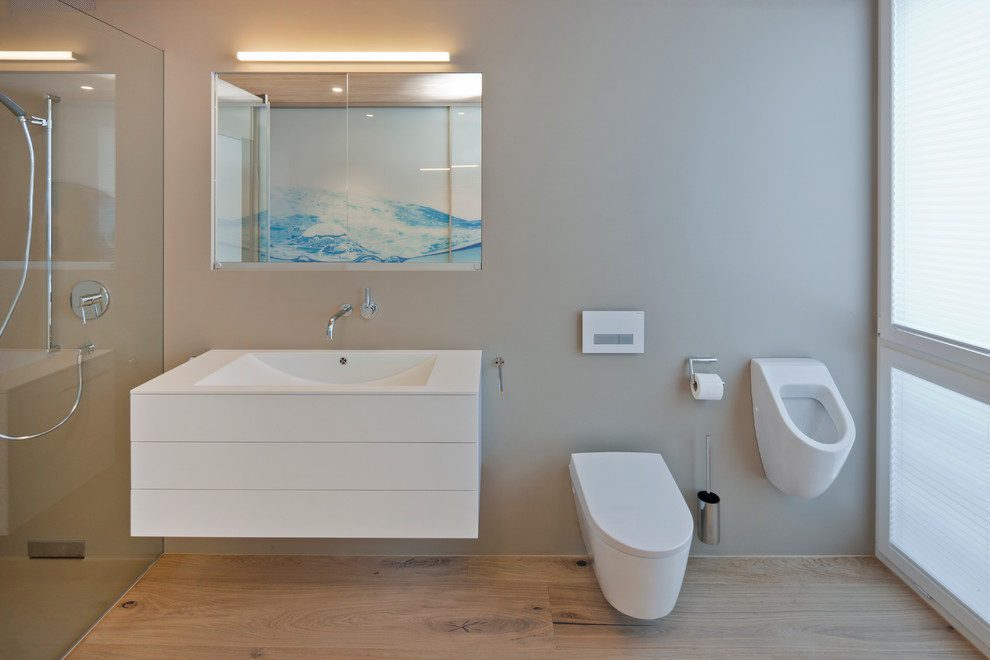 Modelo de cuarto de baño minimalista con lavabo integrado y encimera de acrílico