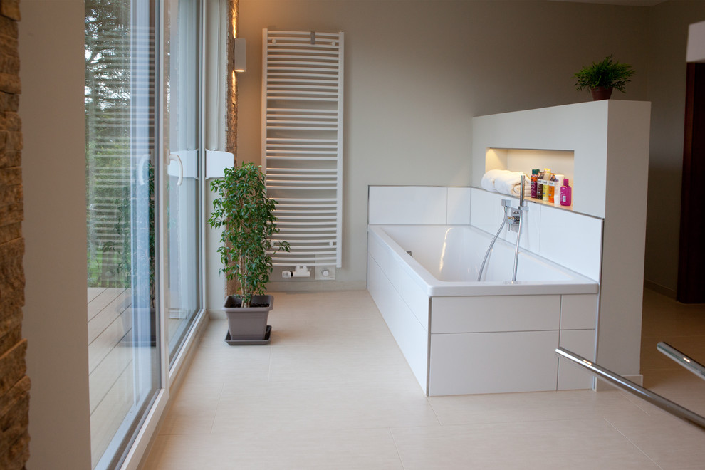 Mittelgroßes Modernes Badezimmer En Suite mit Einbaubadewanne, Duschbadewanne, weißen Fliesen, Porzellanfliesen, beiger Wandfarbe und Porzellan-Bodenfliesen in Sonstige