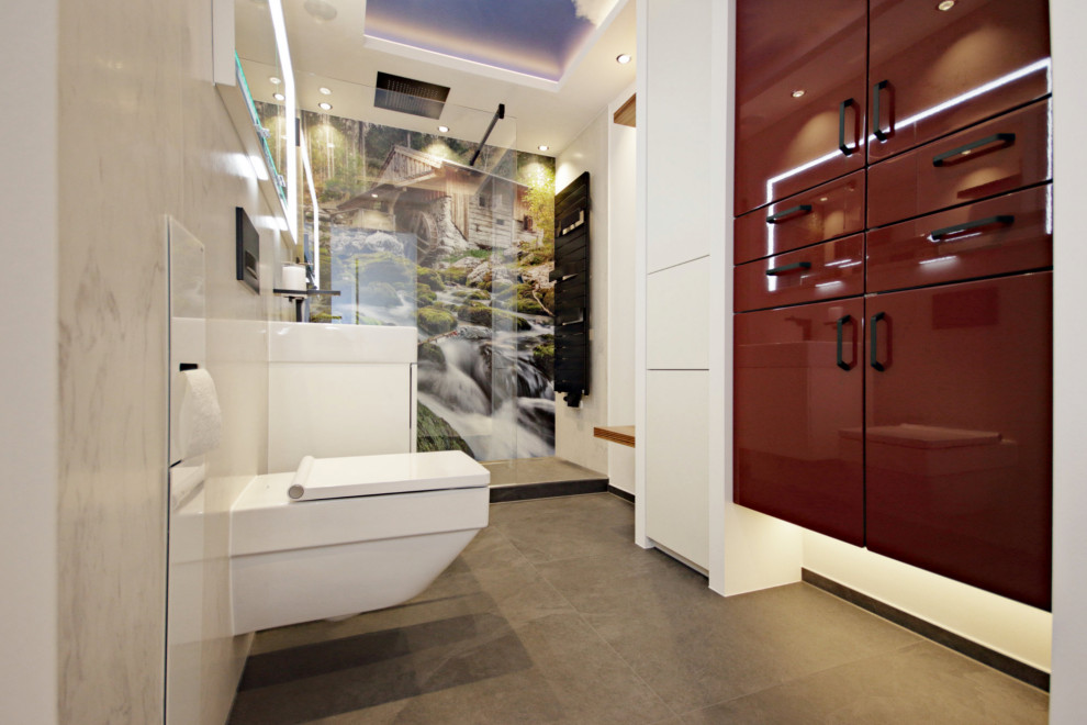 Réalisation d'une grande salle de bain design avec un placard à porte plane, des portes de placard rouges, WC séparés, un carrelage noir et blanc, un carrelage de pierre, un mur blanc, un lavabo suspendu et un sol noir.