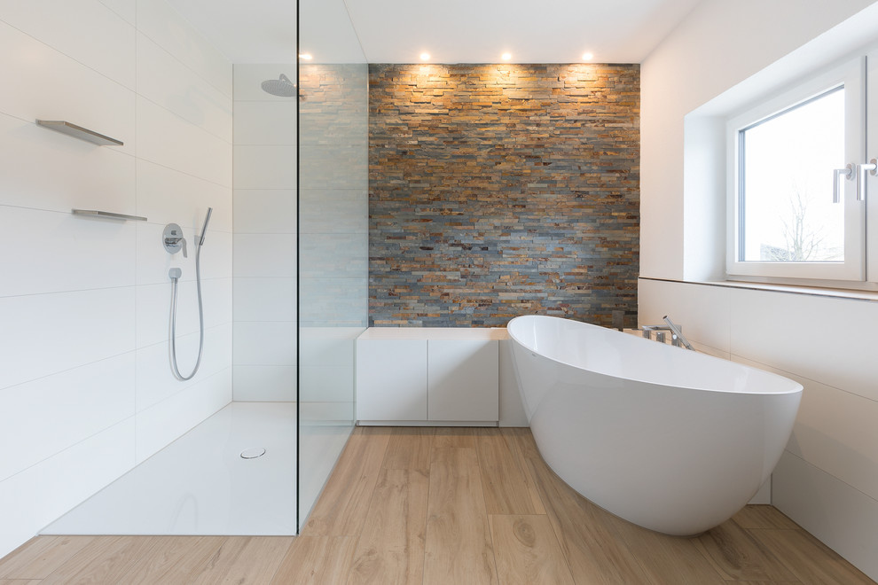 Inspiration för ett mellanstort funkis badrum med dusch, med släta luckor, vita skåp, ett fristående badkar, ett nedsänkt handfat, en öppen dusch, vita väggar, mellanmörkt trägolv, brunt golv och med dusch som är öppen