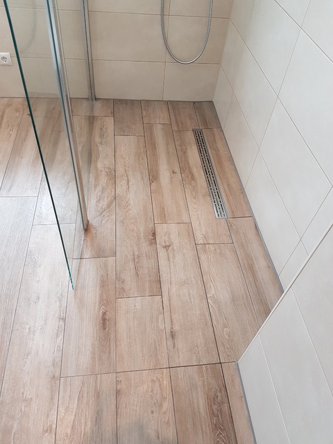Eine Moderne Dusche mit einer Walk in Trennwand und Holzoptik Bodenfliesen  - Contemporary - Bathroom - Bremen - by Badsanierung Budak | Houzz