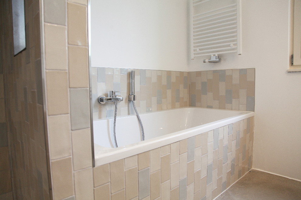 Ejemplo de cuarto de baño principal contemporáneo pequeño con bañera encastrada, baldosas y/o azulejos multicolor, baldosas y/o azulejos de cerámica, paredes blancas y suelo marrón