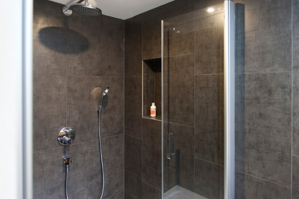 Ispirazione per una stanza da bagno minimal con WC a due pezzi, pareti bianche, pavimento in cemento e pavimento grigio