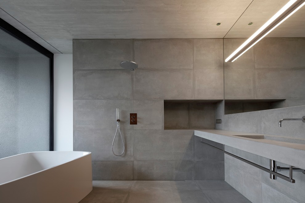 Idéer för att renovera ett mellanstort industriellt en-suite badrum, med ett fristående badkar