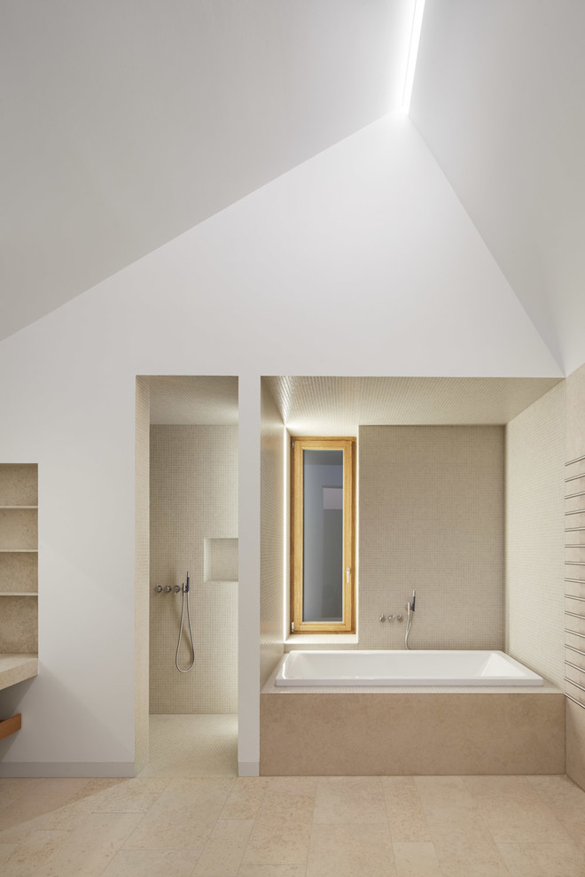 Foto de cuarto de baño minimalista grande con bañera encastrada, ducha empotrada, paredes blancas, suelo de travertino, suelo beige, baldosas y/o azulejos beige y baldosas y/o azulejos en mosaico