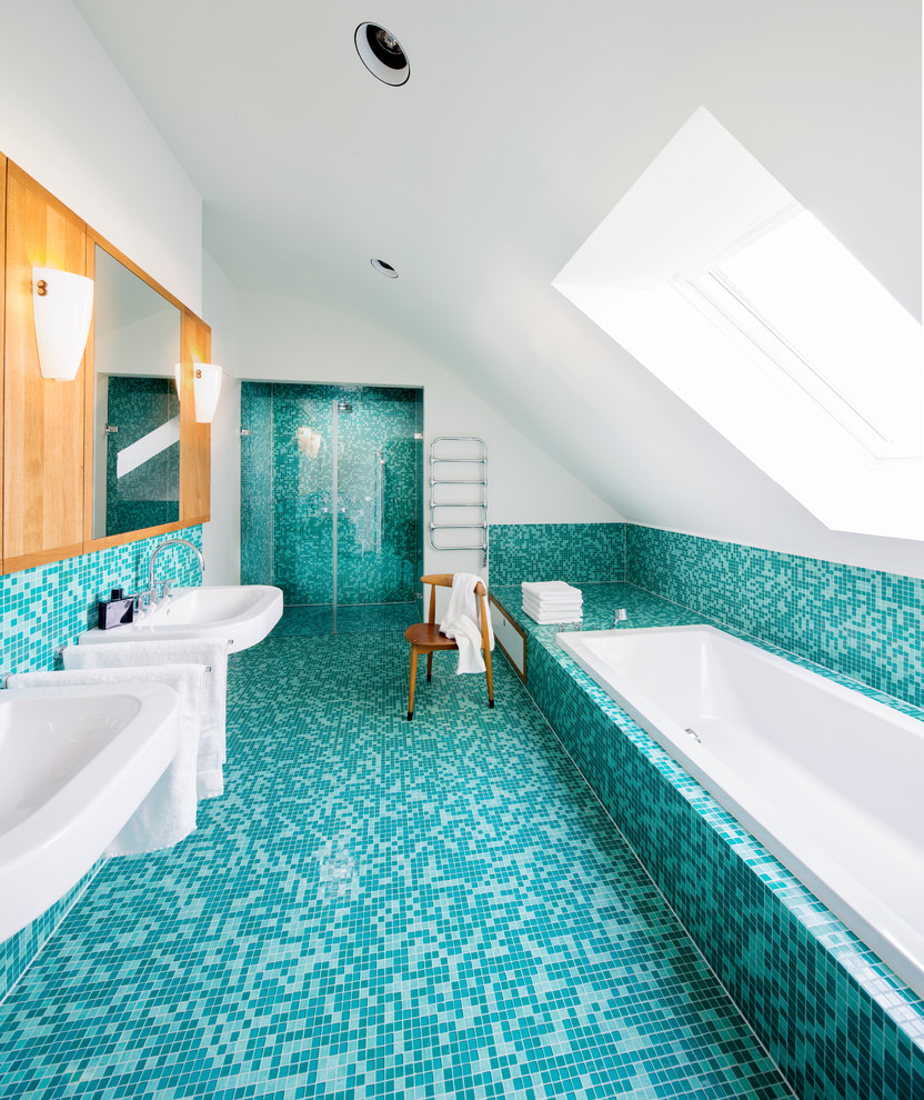 Exempel på ett stort modernt en-suite badrum, med ett piedestal handfat, ett platsbyggt badkar, en dusch i en alkov, mosaik, vita väggar, mosaikgolv, släta luckor, skåp i mellenmörkt trä och turkost golv