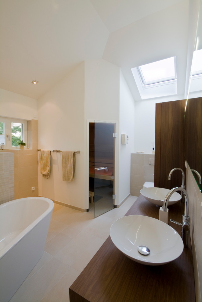 Design ideas for a contemporary bathroom in Essen.